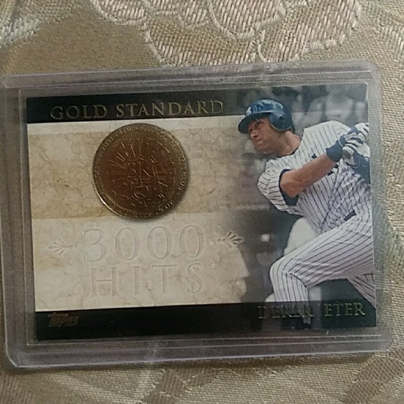 Derek Jeter gold standard Topps card - Picture 1 of 2